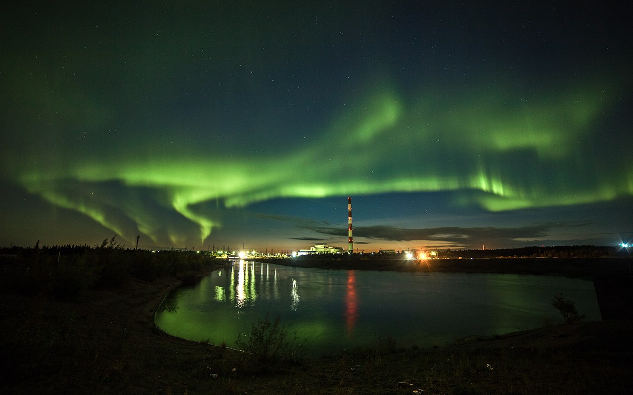 Самыми недорогими вариантами для путешествий из Москвы с целью наблюдения северного сияния в этом сезоне стали Архангельск и Печора а из Санкт Петербурга Карелия Об этом говорится в исследовании сервиса путешествий Туту По данным экспертов поездка из Москвы в Архангельск или Печору на поезде обойдется для двоих в среднем в 30 31 тыс рублей Для жителей Северной столицы наиболее доступным направлением стала Республика Карелия дорога в Петрозаводск на автобусе в обе стороны стоит около 14 тыс рублей а на поезде порядка 17 тыс moscowlenta
