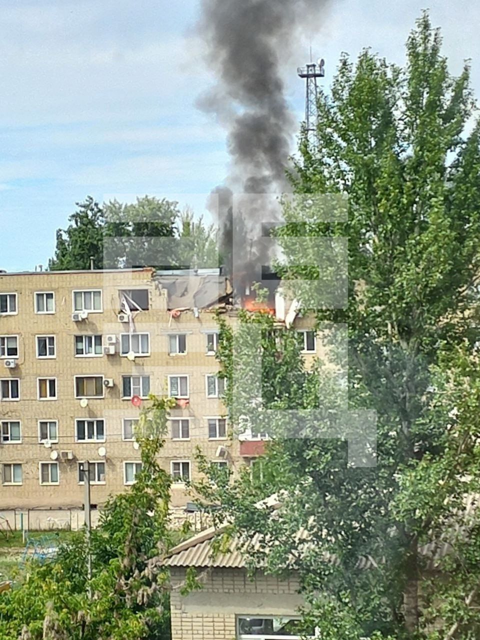 Взрыв в Саратовской области По данным местных Telegram-каналов, взрыв произошел в пятиэтажке на улице Космонавтов в Ершове. Предварительно, сдетонировал газ. Несколько квартир повреждено, на месте работают экстренные службы. Губернатор области Роман Бусаргин сообщил, что разрушены три квартиры, но человеческих жертв удалось избежать. В настоящее время идет тушение пожара, организована эвакуация жильцов. По факту произошедшего местная прокуратура начала проверку. Подпишитесь на «Абзац» Добавьте «Абзац» в ленту «Дзена»