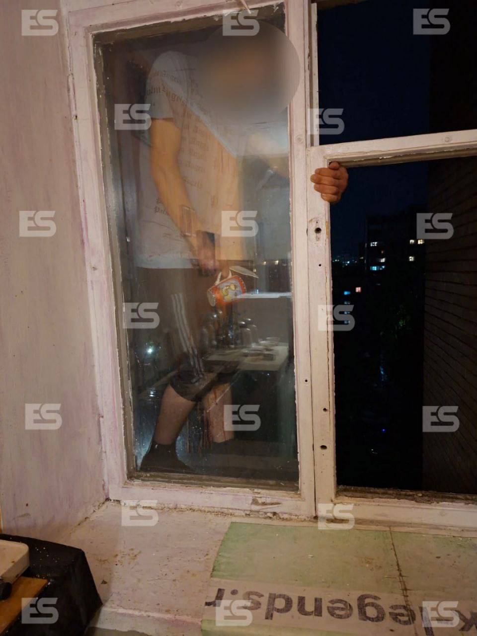 Парень все ещё стоит за окном восьмого этажа в доме на Энгельса в Обнинске. Четыре часа прошло. Очевидцы говорят, что у него идёт кровь и трясутся ноги. ES! - канал. Подписаться