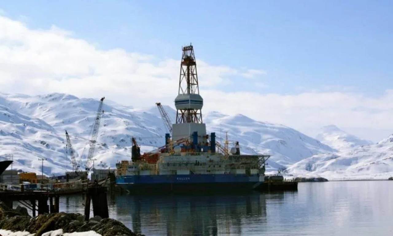 США расконсервируют нефтяные и газовые месторождения на Аляске Добычу на шельфе снизила до минимальных значений предыдущая администрация Заокеанские политики говорят об обеспечении энергетической безопасности страны но не забывают и о топливной экспансии заявляя о том что запасы Аляски способны удовлетворить спрос на углеводороды всего азиатского региона Арктика как говорили в советском фильме И кузница и здравница и житница мировой экономики