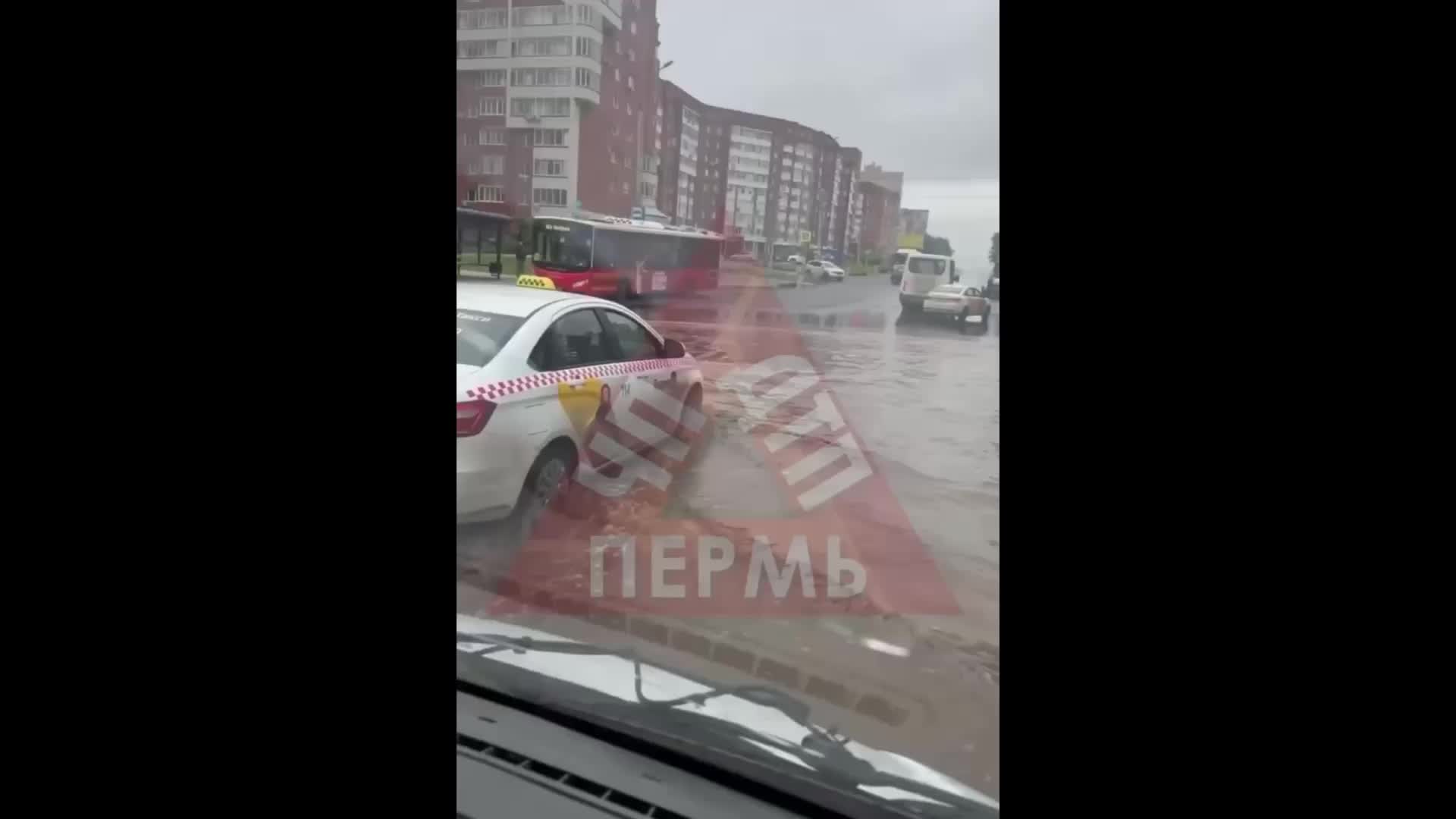 Пермь: последствия сильного ливня продолжают устранять
