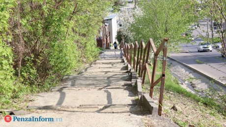 На ремонт лестницы на улице Красной в Пензе планируют потратить 5 млн 368 тыс. 448 рублей 53 копейки. Аукцион по поиску подрядчика стартовал на портале госзакупок 26 мая и продлится до 3 июня. Победителю, с которым заключат контракт, предстоит демонтировать и вывезти старые ступени и ограждения, обустроить подстилающий и выравнивающий слои с армированием, подготовить бетонное основание, установить новые ступени из вибропрессованного камня толщиной 150 мм вручную на клей и металлические ограждения, а также благоустроить газон.
