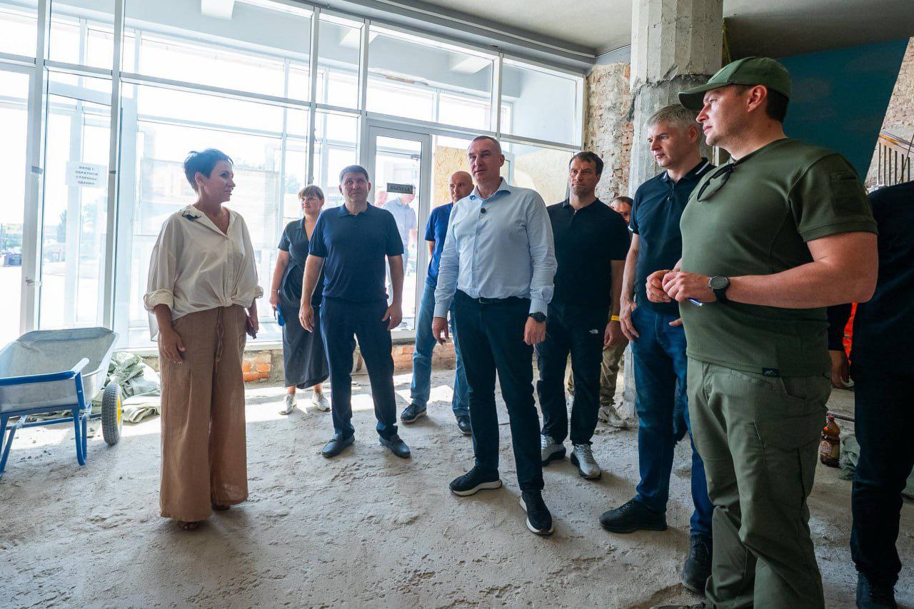 Губернатор ХМАО-Югры Руслан Кухарук посетил с рабочим визитом подшефные Авдеевку и Макеевку на Донбассе Совместно с главой ДНР Денисом Пушилиным он оценил ход работ на объектах, которые помогает восстанавливать регион. Например, в Авдеевке идет ремонт жилого дома, на крышу которого батальон «Югра» первым установил российский флаг при освобождении города в 2024 году. В Макеевке в этом году планируется завершить реновацию нескольких объектов — образовательных и дошкольных учреждений, аллей и скверов. Рабочая поездка совпала с Днем строителя. Главы субъектов поздравили с профессиональным праздником тех, кто уже сейчас, несмотря на сложную и неспокойную обстановку, возвращает мирную жизнь на Донбасс. Руслан Кухарук подчеркнул важность восстановления инфраструктуры после военных действий и поблагодарил строителей за самоотверженный труд.