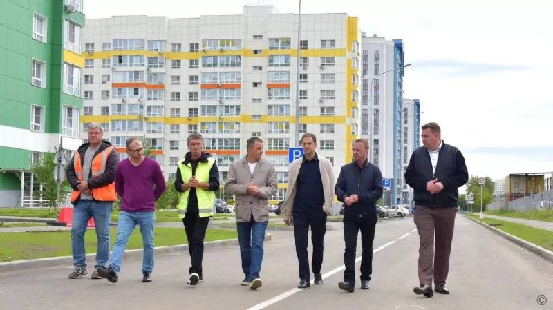 ТОЛК — новости Барнаула, Алтайского края и Республики Алтай   В Барнауле открыли новую дорогу по улице Багряной   С выездным совещанием там побывал глава краевой столицы Вячеслав Франк.  Заместитель главы администрации города по дорожному хозяйству и транспорту Андрей Курышин рассказал, что подрядная организация "Сибинвест" выполнила строительство участка от ул. Солнечная Поляна до ул. 65 лет Победы протяженностью 758,5 метров раньше запланированного срока, сообщили в администрации.  На данном объекте выполнены работы по строительству проезжей части, тротуаров, примыканий, обустройство и озеленение улицы, строительство линии наружного освещения, переустройство и защита кабельной линии", – перечислил чиновник.  Общая стоимость проекта составила 114 млн... подробнее на канале: ТОЛК — новости Барнаула, Алтайского края и Республики Алтай @