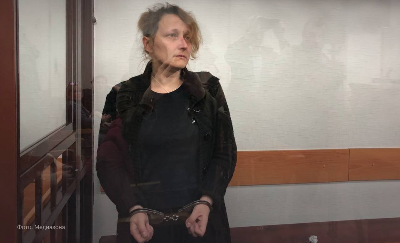 Жительницу Удмуртии осудили за комментарий Сжечь ведьму про главу Минсельхоза Ей назначили штраф 310 тысяч рублей В основу дела против Евгении Рогозиной лег комментарий под постом о министре сельского хозяйства России Оксане Лут Чиновница уверяла что цены на масло в регионе растут из за роста доходов населения Сжечь ведьму написала Рогозина На засадении в военном суде в Екатеринбурге она рассказала о давлении со стороны следователя Осознанность моя была просто подавлена чувством страха и переживаний за итог ситуации и за мою дочь которая случайно осталась без ключа от квартиры и после школы находилась на улице Мне было сказано что достаточно просто подписать документы и ничего не будет за это Ну будет но мало Рогозина настаивала что в ее словах не было преступного умысла которое приписывает обвинение Она пообещала что больше никогда в жизни не будет ничего комментировать и назвала случившееся большим уроком в жизни Прокурор запрашивал для Рогозиной штрав в 600 тысяч рублей Суд назначил 310 тысяч Женщину освободили в зале суда до приговора она была под стражей Цензура становится сильней Защищайтесь вместе с нашим Зона VPN zona vpn bot
