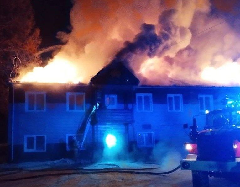 В Бурятии горит здание лесхоза Крупный пожар вспыхнул сегодня ночью в поселке Нижнеангарск Там на улице Кооперативная загорелось двухэтажное здание местного лесхоза Бурятия Подробности в Номер один Сообщить нам свою новость можно по кнопке Письмо в редакцию