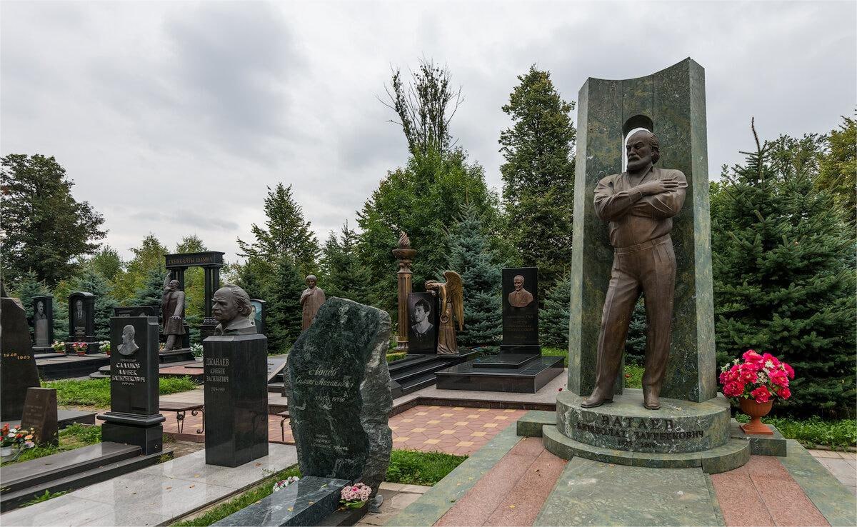 Аллея Славы во Владикавказе официально закрыта для захоронений Земля Пантеона использована в полном объеме. Проведение дальнейших захоронений на его территории невозможно, сообщает АМС г. Владикавказа. Первые захоронения на Аллее Славы прошли в 80-е годы прошлого века. Пантеон стал местом захоронения выдающихся осетин и выходцев из Осетии. На сегодняшний день здесь покоится 130 человек — это военные, политики, ученые, выдающиеся деятели культуры, спортсмены и общественные деятели. Последними на территории Пантеона были захоронены композитор и дирижер Булат Газданов, герой России Марат Тибилов, генерал-майор полиции Руслан Кабалоев.