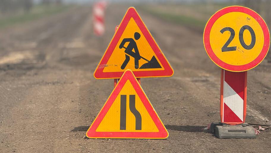 В Каланчаке до конца года отремонтируют дороги на 12 улицах Ремонт дорог планируется завершить до конца года на 12 улицах Каланчака сообщила в интервью ХАН глава муниципалитета Галина Перелович В округе реализуется поэтапная программа ремонта и модернизации дорожно транспортной инфраструктуры В соответствии с утвержденным графиком подрядная организация до конца года планирует завершить работы на 12 улицах Каланчака сказала Перелович По ее словам особое внимание уделяется также ремонту участка автомобильной дороги Великие Копани Армянск идет реконструкция трассы на участке от Армянска до поворота на Скадовск Полное обновление федеральной автомобильной дороги М 17 планируется завершить к концу 2026 года Полное интервью с главой Каланчакского муниципального округа читайте 10 декабря на сайте Херсонского агентства новостей