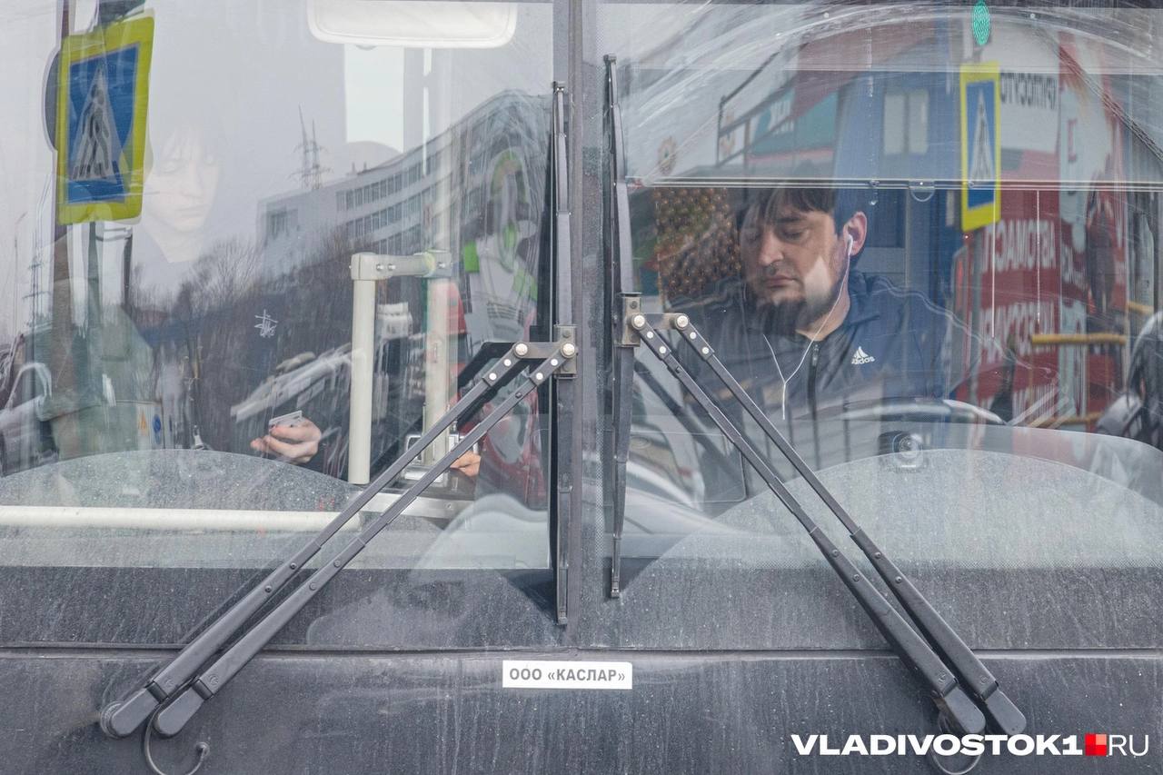 Водители муниципальных автобусов будут работать в униформе Это требование выдвинули по государственной программе Развитие транспортного комплекса Приморского края и уже передали в Министерство транспорта соответствующие указания Кроме того каждый автобус получит логотип чтобы пассажиры сразу могли понять что это муниципальный транспорт Подписаться