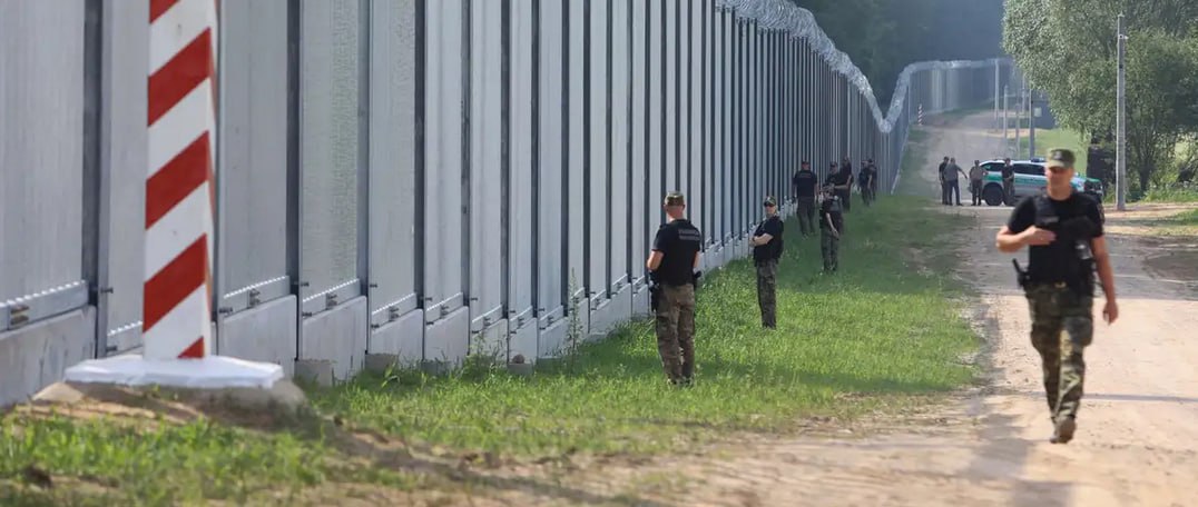 Очередная трата денег Войска Польского на границе с Беларусью Представитель Пограничной службы Польши Анджей Южвяк заявил, что в Подляском воеводстве планируется установить пять 70-метровых наблюдательных вышек в дополнение к существующему электронному барьеру. Возведение планируется завершить до конца года на речных участках границы. Вышки будут оснащены оптико-электронными приборами наблюдения и различными типами камер. Также будет установлено ночное освещение — фонари, светящие красным светом в темное время суток на высоте примерно 40 и 70 метров. На все это планируется потратить около $12,5 млн. Сколько уже впустую потрачено средств польских налогоплательщиков на забор и оснащение вместо социальных проектов? Всего этого можно было избежать, банально наладив конструктивный диалог с соседями. ПОДПИСАТЬСЯ ПРИСЛАТЬ НОВОСТЬ