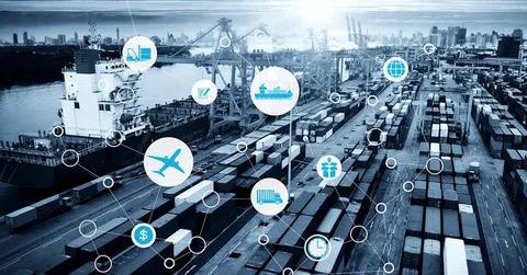 Правительство РФ разработало национальную цифровую транспортно логистическую платформу ГосЛог Вынесен на обсуждение проект положения о создании единой цифровой платформы ГосЛог которая должна начать работу с 1 марта 2026 года Ключевые цели платформы Создание единого цифрового пространства для взаимодействия бизнеса и государства в транспортной сфере Повышение эффективности скорости и безопасности грузовых перевозок всеми видами транспорта Формирование транспортно экономического баланса для развития инфраструктуры Что изменится Система объединит ключевые процессы через такие подсистемы как Цифровой паспорт перевозки Механизмы единого окна и Мониторинг доставки социально значимых грузов Это позволит оптимизировать логистику сократить издержки и повысить конкурентоспособность российских транспортных услуг Проект постановления Правительства Об утверждении Положения о национальной цифровой транспортно логистической платформе Российской Федерации ГосЛог