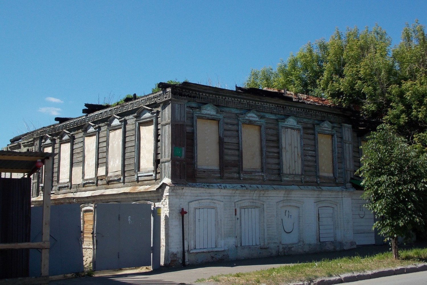 Власти Татарстана продают Дом Марджани изъятый у мужа экс помощника главы Татарстана Тимура Бекмамбетова Начальная стоимость имущества составляет 9 3 миллиона рублей Дополнительно сообщается о необходимости проведения работ по сохранению объекта оценочная стоимость которых достигает 91 8 миллиона рублей rv shorts