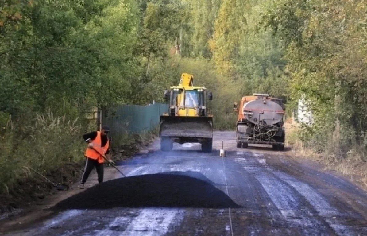 В Ижевске приведут в порядок путь до микрорайона Бригада Самолет  На территории дороги, которая растянулась длиной 800 метров, уложат второй слой асфальта. Сейчас там частично заменили основание пути.  Отметим, что работы организованы на сэкономленные средства по результатам реализации контракта на ремонт участка протяженностью 720 метров от улицы Пойма и в сторону микрорайона.    #Ижевск #Удмуртия