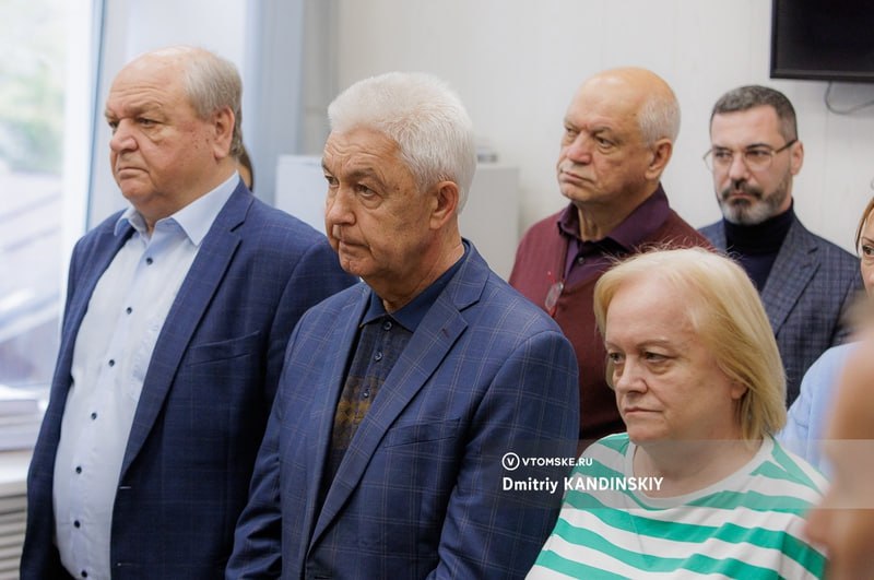 Суд в Томске взыскал с бывших чиновников более 10 млн руб    vtomske.ru/news/210014  Ленинский районный суд рассмотрел исковые требования о взыскании ущерба с бывшего управляющего делами администрации Томской области, бывшего начальника регионального департамента финансово-ресурсного обеспечения, а также бывшего директора ОГБУ «Столовая администрации Томской области».  В сентябре 2024 года их признали виновными в «растрате бюджетных средств на оплату досуговых мероприятий и оказанных должностным лицам администрации и членам их семей медицинских услуг за рубежом». Подсудимые получили условные сроки.  Теперь Ленинский районный суд удовлетворил иск о взыскании с бывших чиновников более десяти миллионов рублей в качестве компенсации ущерба.  #томск #новоститомска    Прислать новость