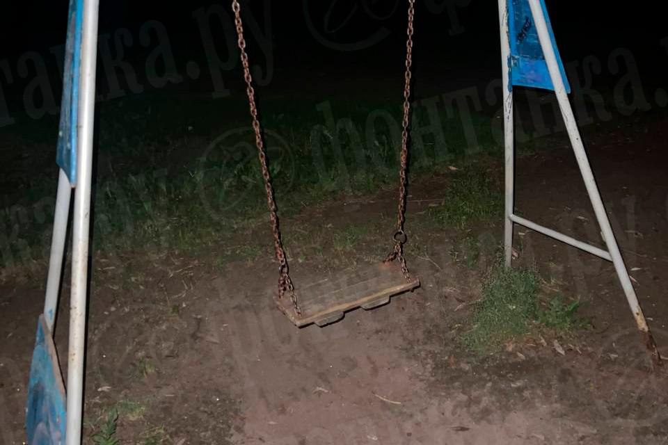 Мальчик разорвал кожу на плече покатавшись на горке на Энергетиков. Посмотрите на состояние площадки