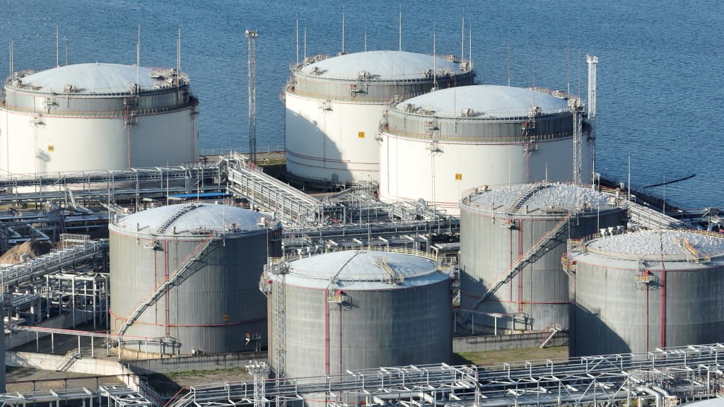 Ъ стали известны подробности нового арбитражного разбирательства связанного с борьбой за контроль над крупнейшим российским терминалом по перевалке нефтепродуктов в Балтийском регионе АО Петербургский нефтяной терминал ПНТ По иску Генпрокуратуры контрольный пакет акций ПНТ был обращен в пользу государства Однако совладелец терминала Елена Васильева провела ряд собраний акционеров без участия основного владельца Росимущества и последнее теперь добивается их отмены а предпринимателю арбитраж уже запретил совершать сделки и другие действия с ценными бумагами oilterminal ru Ъузнал