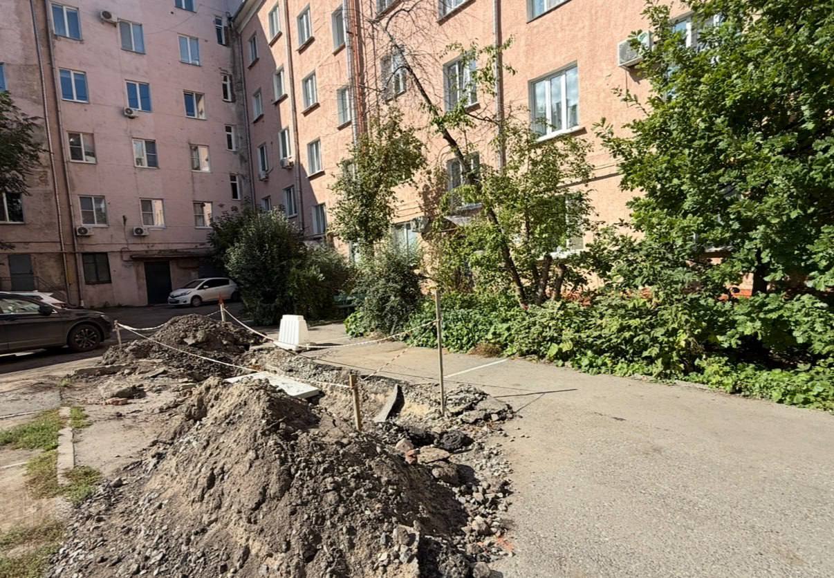 Люди жалуются что на улице Лермонтова 4 и 4б разрыли проезд для ремонта теплотрассы а в порядок его так и не привели Теплотрассу никто не ремонтирует яма так и стоит К подъезду не смогла подъехать скорая пожарная тоже не сможет нормально к дому подъехать Яма огорожена ленточкой что тоже небезопасно Управляющая компания на Рабкоровской никаких сроков по ремонту не дает Горячей воды не было с начала лета пишет омич Подписаться Написать нам