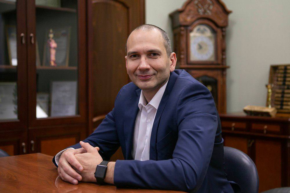 Уроженец Кубани В Славянске родился Бывший заместитель Минтруда и социальной защиты Алексей Скляр погиб в Подмосковье Предварительно 50 летний Алексей Валентинович свел счеты с жизнью в своем частном доме обстоятельства смерти выясняют следователи Перед смертью Скляр отправил всем сообщение Вы читаете мое письмо когда меня уже нет Во всем виновата моя жена Алексей Скляр начал работать в должности начальника управления Инновационного фонда Кубани а к 2018 был назначен на пост замминистра труда где занимался информационными системами и электронными услугами 29 июля 2022 был освобожден от занимаемой должности распоряжением Михаила Мишустина