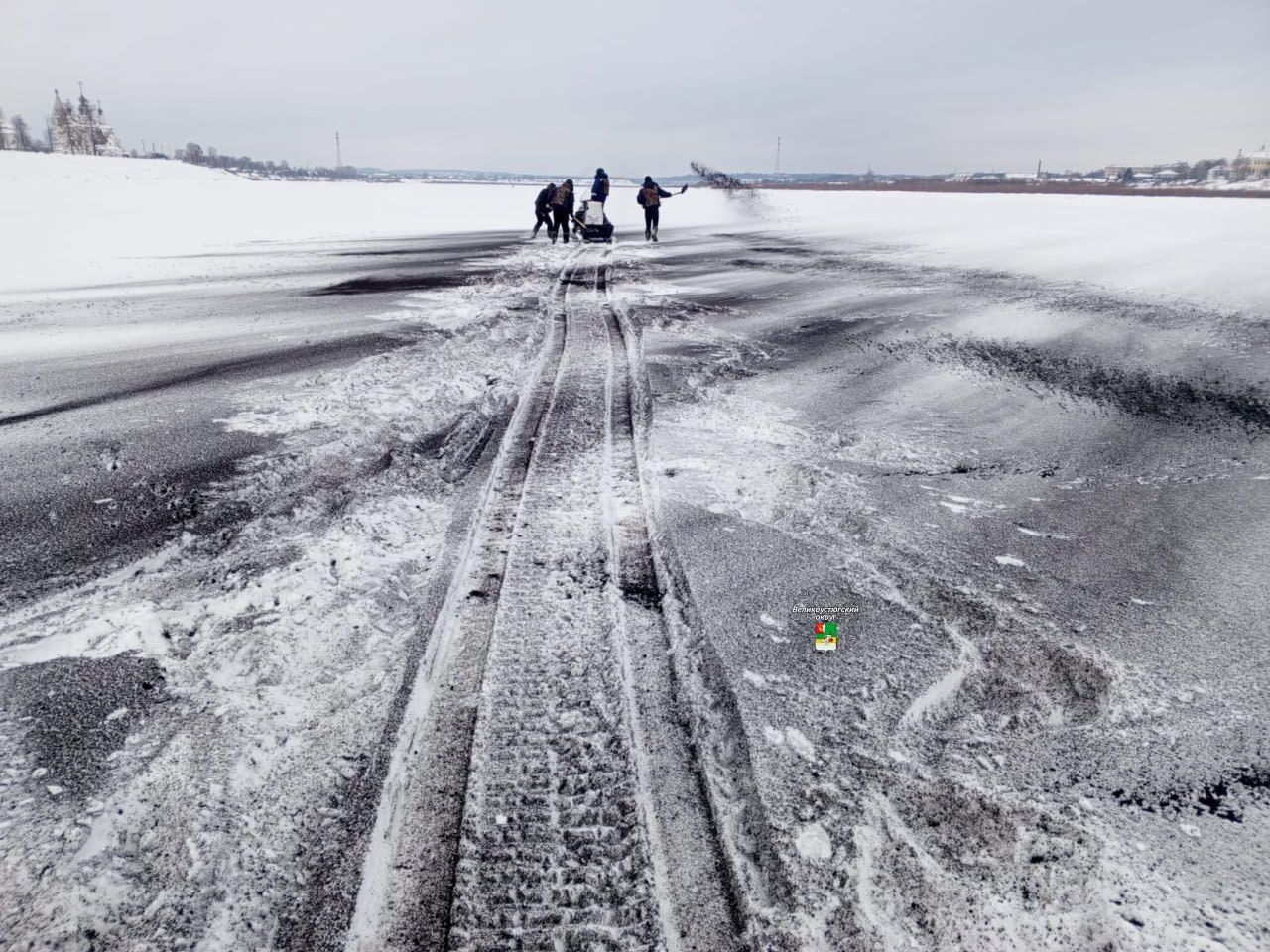 На Сухоне и Северной Двине в Вологодской и Архангельской областях проводят чернение льда и ледорезные работы.  «Мероприятия проводятся от города Великий Устюг – до  Красавино  длина прорезей 64,5 км  и на территории Архангельской области - от города Красавино – до Котласа  длина прорезей 77 км . Общая протяжённость участков - более 70 км.   Протяженность ледорезных работ на реке Сухона - более 17 км», – рассказал начальник аварийно-спасательной службы Вологодской области Алексей Лучинский.  Напомним, по прогнозам из-за низкого уровня рек ожидают медленное прохождение ледохода, с длительными остановками и небольшим подъемом воды: рекам придется набирать силу, чтоб пропустить лед.  На случай возможных подтоплений в Великоустюгском  округе создали семь пунктов временного размещения, способных вместить 400 человек.