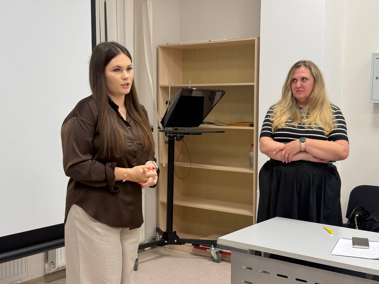 На Ставрополье продолжается обучение в Школе межэтнической журналистики Проект объединяет студентов и журналистов региона которые осваивают тонкости работы с межнациональной тематикой На этой неделе участники обсуждали подготовку авторских материалов особенности жанров и форм подачи Разбирали реальные кейсы учились находить баланс между объективностью и уважением к культурным различиям Отдельное занятие посвятили языку вражды и роли СМИ в формировании общественного мнения Школу также посетили приглашенные гости главный редактор газет Левокумье и Восход победитель конкурса СМИротворец 2022 Елена Журавкова и победитель регионального этапа 2024 года студентка СКФУ Елизавета Разумова Журналисту который работает с межэтнической тематикой важно уметь видеть в человеке личность а не национальность Таких специалистов нужно готовить уже сейчас отметила Елена Журавкова Впереди у слушателей встречи с представителями НКО и первые этноэкспедиции