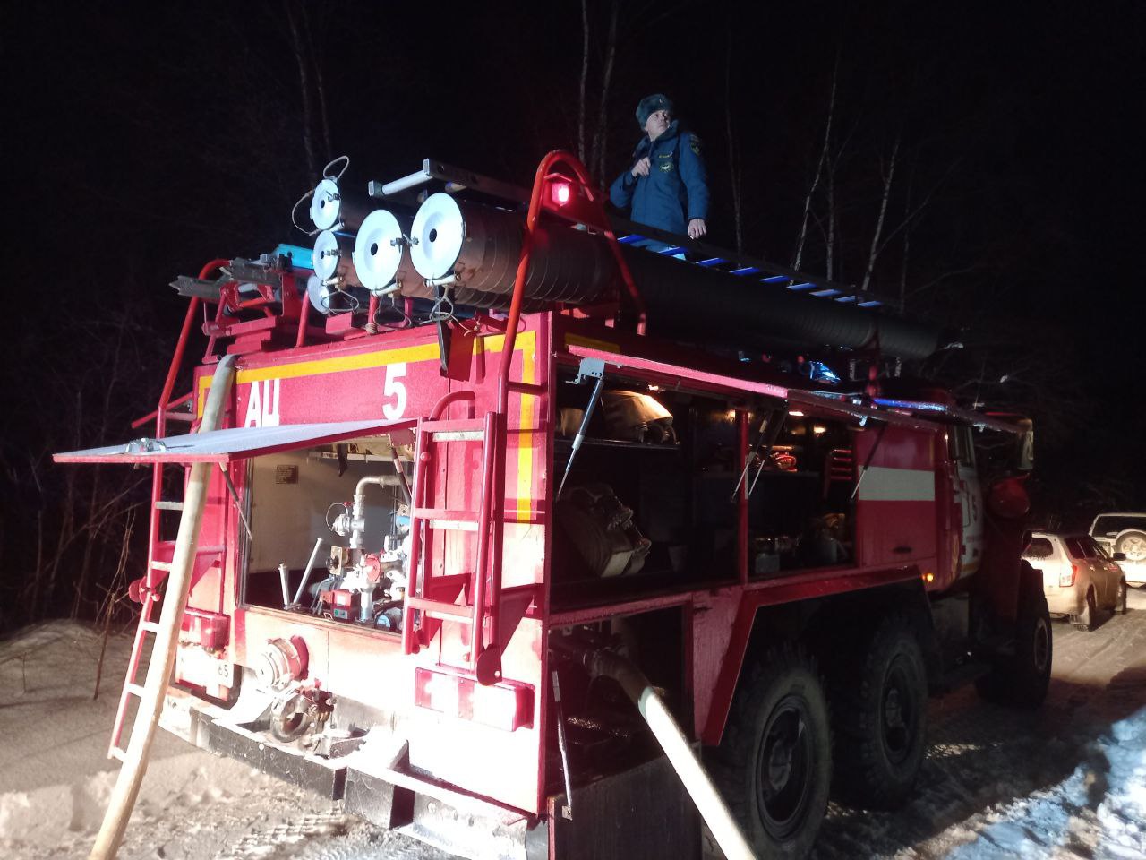 Пожарные ликвидировали возгорание в пгт Смирных   1 января в 17:26  сах  диспетчеру Смирныховского пожарно-спасательного гарнизона поступило сообщение о возгорании частного дома на ул. Заречная,д 26. Пожарный расчет прибыл через 5 минут. К моменту прибытия огнеборцев  открытым пламенем горел потолок вокруг печной трубы на площади 3 кв.м.    Возгорание было локализовано в 17:42  сах , а в 18:40  сах  полностью ликвидировано. В тушении участвовали  6 человек и 2 единицы техники пожарно-спасательной службы Сахалинской области.  Погибших и пострадавших нет. Причины возгорания устанавливаются.