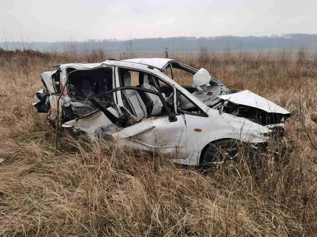 #Жесть   О разбитом в ДТП автомобиле в районе 12 километра Новотроицкого шоссе сообщают очевидцы.  ДТП произошло на девятом километре трассы «Благовещенск – Свободный».  Водитель Mazda Premacy не справился с управлением, в результате чего иномарку вынесло с проезжей части и опрокинуло.  В аварии погиб 28-летний водитель легковушки и пассажир, чью личность устанавливают специалисты. Также в автомобиле находились ещё два пассажира, их госпитализировали. В настоящее время полиция устанавливает обстоятельства ДТП.