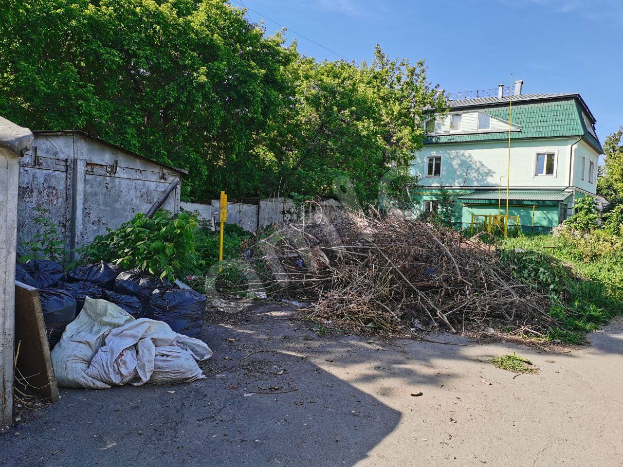 #нампишут «В центре города во дворе дома по пр. Комсомольский, 79 у два месяца с середины апреля скопилась куча мусора — жители близлежащих домов в частности, проезда Бурлинский, у которых мусорные контейнеры находятся в другом месте свозят сюда ветки после обрезки деревьев, прошлогоднюю траву и другой хлам. Проблема повторяется каждый год: территория, где образуется свалка не относится к дому — по генплану это муниципальная земля, за которую отвечает администрация Октябрьского района. Траву на этой территории также никто не косит, к середине лета она достигает высоты 1.5м, бонусом куча комаров. Вдоль этой свалки пролегает пешеходная дорожка, по которой каждый день дети ходят в детский сад». По словам нашей подписчицы, жители и управляющая компания обращались в администрацию района, но ситуация не изменилась.