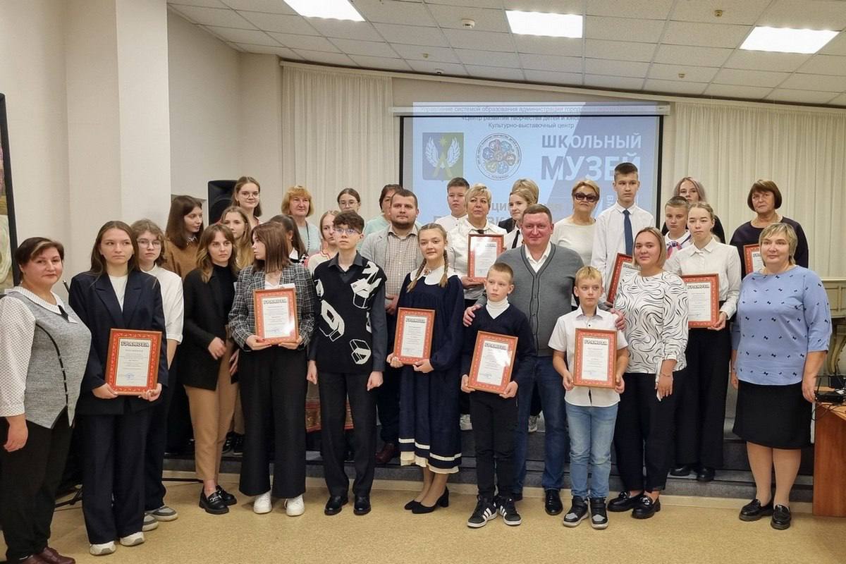 В Луховицах прошла выставка-конкурс школьных музеев «Создаем историю вместе»  Школьники округа из 14 образовательных учреждений вместе со своими учителями оформили 22 экспозиции. В этом году конкурс был посвящен семейным традициям, а также историям местных семей.   Участники боролись за победу в 8 номинациях: «Память о войне», «Семейная реликвия», «Тепло родного дома», «Семейное рукоделие», «Семейная история», «Семейное мастерство», «Семья и школа» и «Семейное чаепитие».   «Школьные музеи хранят память о прошлом и культуру родного региона. Они служат местами сохранения истории и традиций. Отрадно, что в округе у каждой школы есть собственный музей», — отметил глава Луховиц Сергей Тимохин.