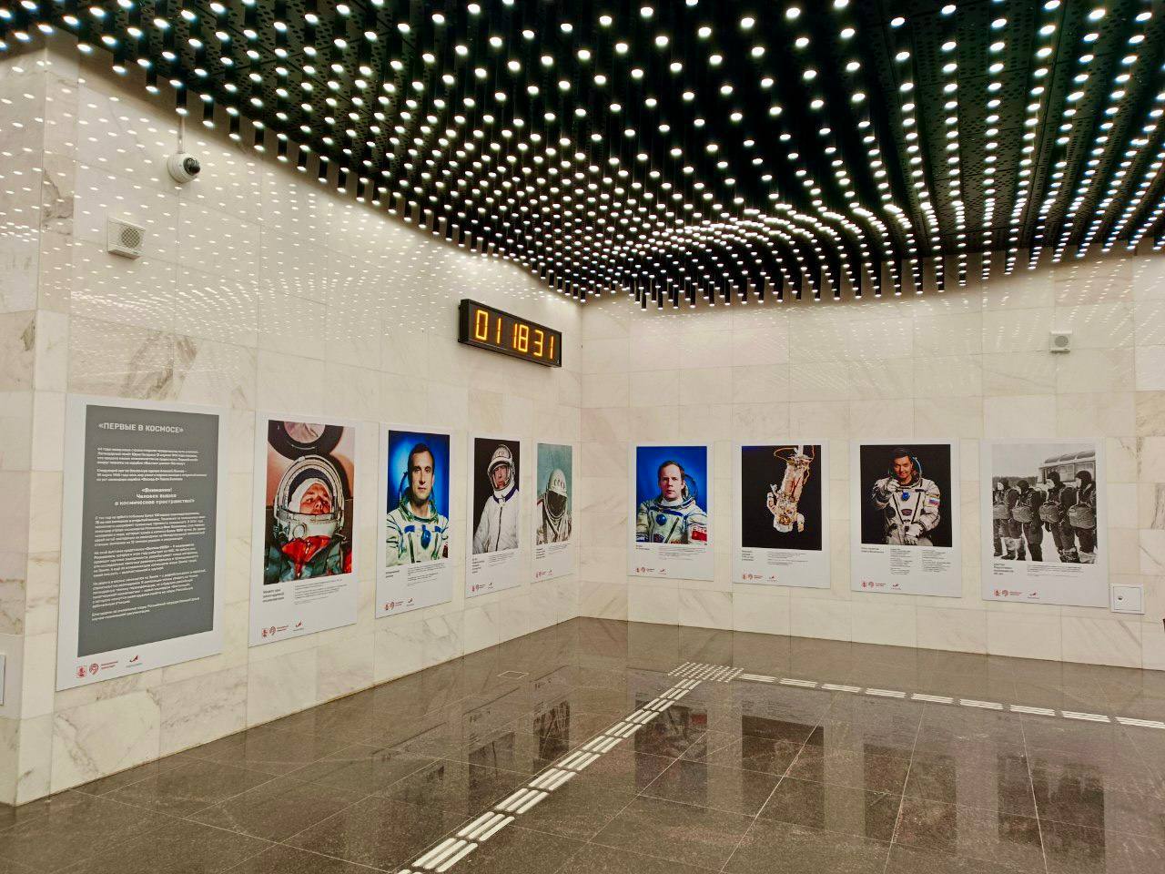 ‍  Выставка Роскосмоса в Московском метро   15 апреля на станции метро «Воробьевы горы» открылась выставка, посвященная Дню космонавтики. Пассажиры могут узнать о российских космонавтах, которые в 2025 году работают на борту Международной космической станции.   Также в экспозиции — архивные кадры первопроходцев и пуск ракеты «Ангара» с космодрома Восточный.