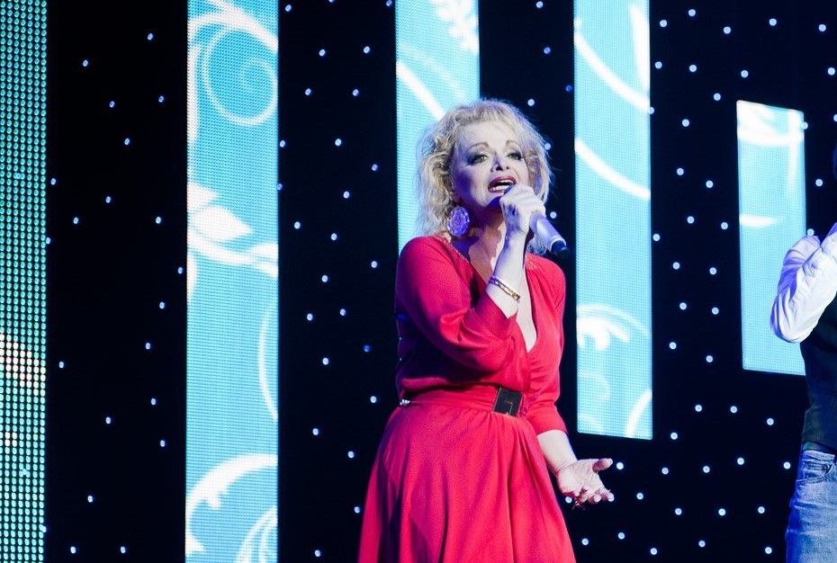 Дропперов из дела Долиной обязали выплатить ей 49 миллионов рублей за неосновательное обогащение Об этом сказано в тексте решения суда Суммы которые должны выплатить ответчики варьируются от 3 до 13 5 миллионов рублей Установлено что в апреле певица по указанию мошенников перевела каждому из дропперов по несколько миллионов рублей Ответчики проживают в Йошкар Оле при этом организаторы преступной схемы действовали с территории Украины Подписаться на ДП в Telegram MAX