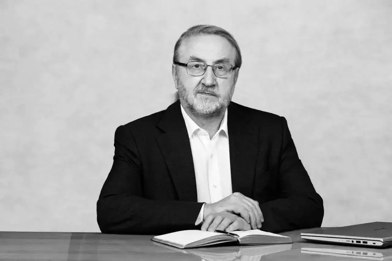 Скончался академик РАН Вадим Покровский сообщили в пресс службе Роспотребнадзора Ему был 71 год Более 40 лет Покровский руководил научно исследовательским отделом по профилактике и борьбе со СПИДом Он стоял у истоков борьбы с ВИЧ инфекцией в России работая с первыми случаями и вспышками заболевания При его непосредственном участии в 80 90 е годы прошлого века был выявлен нулевой пациент разработана сама методология и система борьбы с ВИЧ которая легла в основу создания общероссийской сети центров по профилактике и борьбе со СПИДом Созданная Покровским научная школа известна не только в России но и во всем мире отмечается в сообщении ведомства Роспотребнадзор Max Telegram Рассылка Приложение для iOS Android