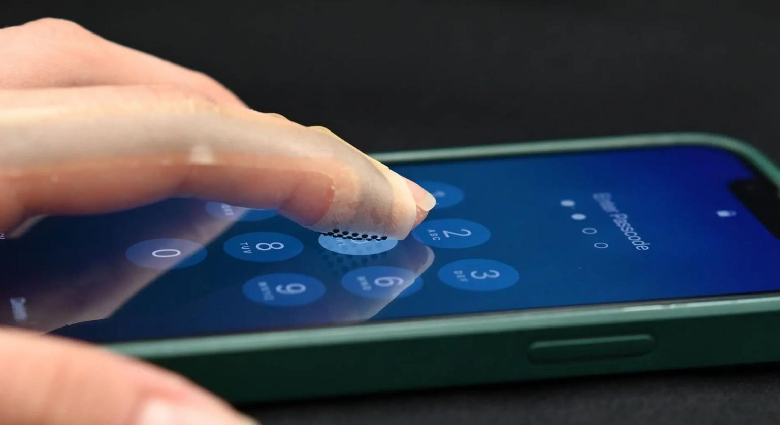 Пальцем по пикселям ультратонкий патч имитирует реальные фактуры Инженеры Северо Западного университета показали VoxeLite носимый напалечный интерфейс который воссоздаёт тактильные ощущения с разрешением сопоставимым с чувствительностью кончика пальца Тонкая накладка передаёт микрорельеф и шероховатость виртуальных поверхностей превращая взаимодействие с цифровой средой из зрительно слухового в по настоящему осязаемое Звучит как шаг к нормальной тактильной AR VR меньше магии больше физики