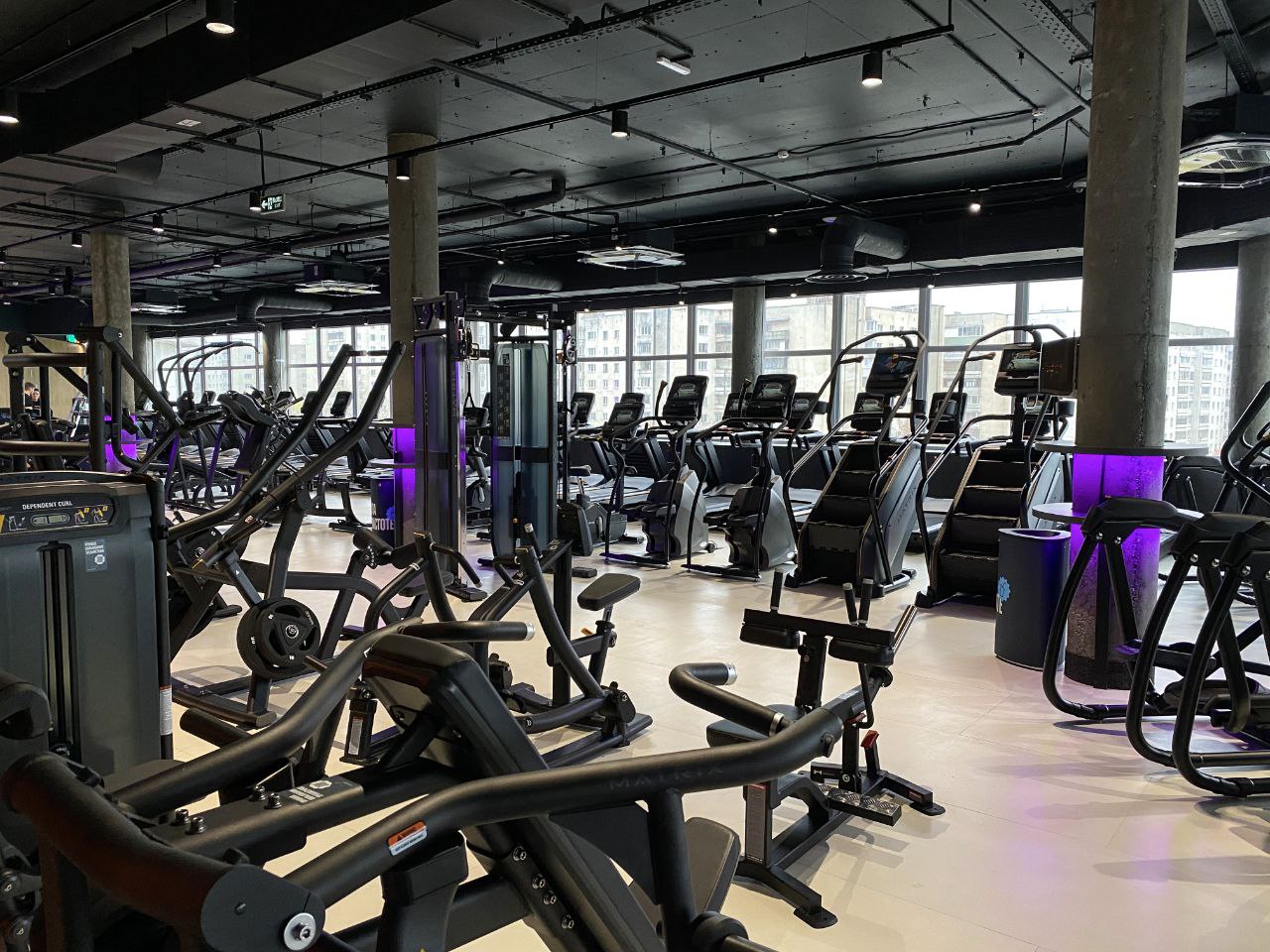 DDX Fitness открывает первый клуб во Владимире Новый клуб площадью 1500 м² открыт на четвёртом этаже ТРЦ Крейсер По данным компании Центральный федеральный округ остаётся главным драйвером фитнес индустрии России на его долю приходится более половины рынка Даже без учёта Москвы наблюдается стабильный рост интереса к современным и доступным форматам тренировок Владимир стал 47 м городом присутствия сети DDX Fitness где открылся 125 й клуб бренда Наша задача развивать фитнес инфраструктуру и делать спорт естественной частью городской среды подчеркнули в отделе развития DDX Fitness  РСТЦ DDX