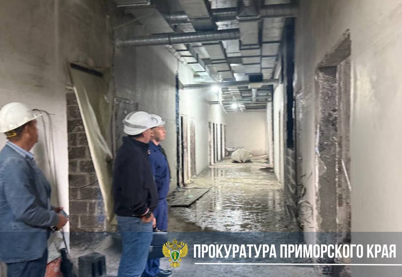 Строительство больницы в Надеждинском районе затягивается В селе Вольно-Надеждинское, в рамках нацпроекта «Продолжительная и активная жизнь», строится новое подразделение Надеждинской центральной районной больницы. Однако прокурор района Алексей Малышев, проверив ход работ, выявил низкие темпы. Подрядчику объявлено предостережение. От него потребовали строго соблюдать сроки и качество строительства.