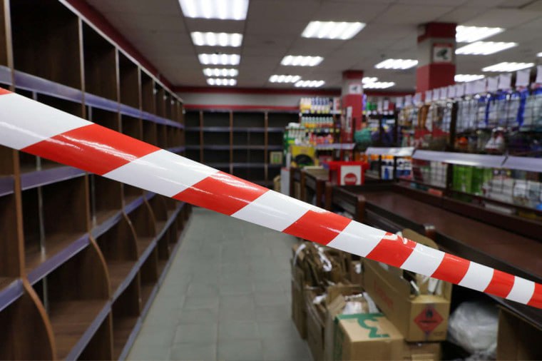 Почти 90 алкомаркетов в Вологодской области закрылись или переформатировали работу после введения ограничений на розничную продажу алкоголя сообщил глава региона Георгий Филимонов Сеть Красное Белое по словам Филимонова уже около полугода не торгует крепким алкоголем вывески полностью демонтированы С нового года торговая сеть под новым наименованием планирует торговать продуктами в том числе алкоголем по лицензии с соблюдением правил рассказал глава региона jkinvest news jkinvest