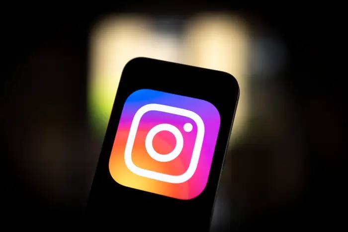 Instagram тестирует возможность делать репосты Сейчас пользователи соцсети могут делиться чужими публикациями в историях. Новая функциям позволит им делиться публикациями в ленте. Когда планируется внедрить новую функцию и реализуют ли её вообще, неизвестно. Принадлежит компании Meta, которая признана в РФ экстремистской и запрещена.