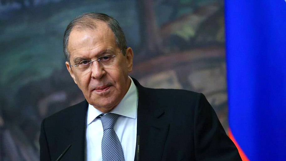 «Не рой яму другому». Лавров прокомментировал угрозы Трампа Россия справляется с санкциями и справится с новыми, заявил министр иностранных дел РФ Сергей Лавров на пресс-конференции после участия в заседании Совета глав МИД стран Шанхайской организации сотрудничества ШОС . 14 июля президент США Дональд Трамп сообщил, что США введут импортные пошлины в размере примерно 100% в отношении России и ее торговых партнеров, если в течение 50 дней Москва и Вашингтон не придут к договоренностям по урегулированию на Украине. По мнению Лаврова, ущерб в результате понесут сами авторы санкционных войн против России. «Не рой яму другому», — напомнил он русскую поговорку. Читать полностью , VK и ОК и читайте новости на нашем сайте