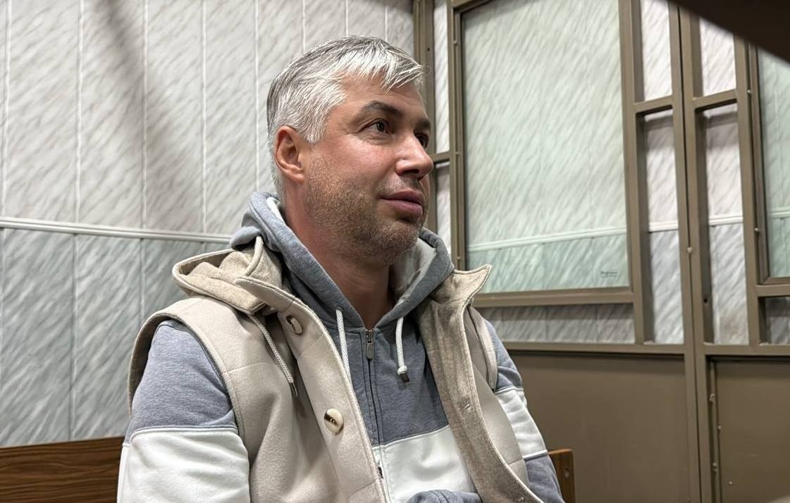 На экс главу администрации Ростова на Дону Логвиненко завели дело о взятке Экс глава администрации Ростова на Дону Алексей Логвиненко обвиняется в получении взятки размером 13 млн рублей Его задержали 24 октября 2025 года арестовали до 23 декабря и ранее привлекли к ответственности за ущерб городу на сумму около 47 млн рублей связанный с нелегальным привлечением кредитов в 2020 году Следствие также расследует посредничество во взяточничестве среди сотрудников администрации и коммерсанта передавшего деньги Логвиненко руководил городом с 2019 го по январь 2025 года неоднократно критикуемый за проблемы с жильём дорожным хозяйством и разрешительной системой застройки зелёных зон 28 января 2025 года городская дума Ростова на Дону приняла отставку Логвиненко по собственному желанию в ходе внеочередного заседания