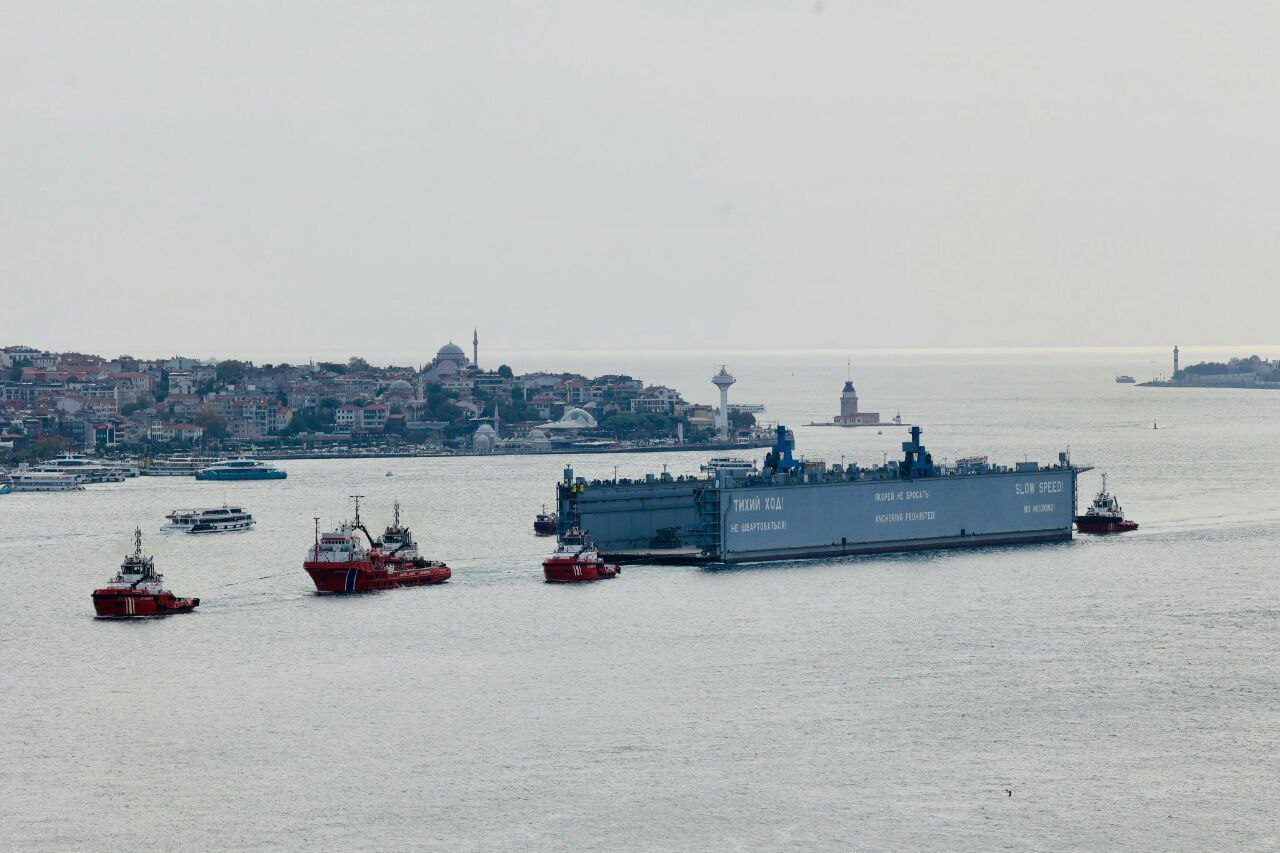 Из Стамбула в Мурманск начата транспортировка плавучего дока построенного на верфи Kuzey Star Shipyard для ФГУП «Атомфлот», док предназначен для обслуживания атомных ледоколов проекта 22220.  Контракт на строительство плавучего дока был подписан между ФГУП «Атомфлот» и верфью Kuzey Star Shipyard 7 июня 2021 года, стоимость контракта составила около 68 млн. долларов США  4,981 млрд. рублей , док был заложен 15 марта 2022 года и спущен на воду в конце сентября 2023 года.  Основные характеристики плавучего дока: Грузоподъемность, тонн: 30000 Масса, тонн: 11350 Длина, м: 222 Длина по стапель-палубе, м: 200 Ширина, м: 48 Высота понтона, м: 6 Энергетическая установка: четыре дизель-генератора мощностью по 840 кВт и один аварийный дизель-генератор мощностью 120 кВт Экипаж, чел: 30  Фото Yörük Işık с его страницы в X/Twitter, опубликованы 18 сентября 2024 года