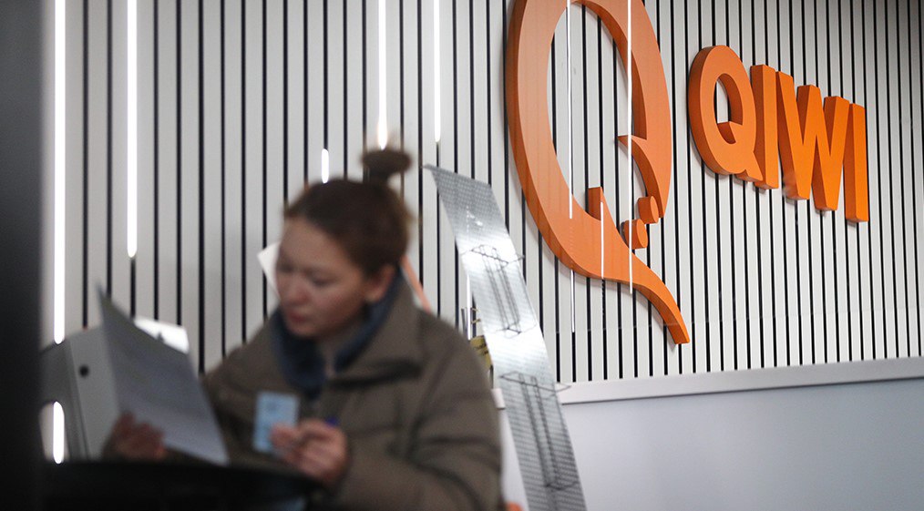 Займер заходит в такси и платежи Группа приобретает 50 двух активов у Киви Крупнейшая независимая микрофинансовая группа Займер договорилась о покупке 50 долей в Таксиагрегаторе и платформе IntellectMoney у АО Киви Владельцем остальных 50 в обоих сервисах останется сам Киви Сделка станет первым приобретением между давними партнёрами которые ранее ограничивались совместными проектами например запуском электронного кошелька в декабре 2025 года Эксперты оценивают сумму покупки в 500 700 млн руб со сроком окупаемости 2 3 года Зачем это Займеру синергия кредитов и платежей Группа рассчитывает на мощный синергетический эффект МКК Займер будет выдавать займы водителям такси подключённым к системе Таксиагрегатора Банк Евроальянс входит в группу возьмёт на себя процессинг платежей пользователей обслуживание счетов и кредитование водителей Таким образом Займер выстраивает вертикаль от выдачи займов и кредитов до расчётно кассового обслуживания участников экосистемы Финансовый профиль покупаемых активов Таксиагрегатор платформа с выручкой 311 млн руб и чистой прибылью 44 млн руб за 2024 год занимающая значимую долю в сегменте управления такси и выплатами IntellectMoney показала выручку 56 млн руб при чистой прибыли 94 млн руб превышение объясняется разовыми и финансовыми доходами Аналитики оценивают 50 Таксиагрегатора в 300 600 млн руб а 50 IntellectMoney в 100 150 млн руб что укладывается в общую вилку сделки Реакция рынка и прогнозы Участники рынка полагают что новость может позитивно отразиться на котировках Займера Илья Жарский из Veta прогнозирует Акции Займера долгое время консолидировались возле уровней 145 148 руб думаю что после новостей о покупке котировки могут подняться в район 155 160 руб Однако по словам Олега Абелева из Риком Траст окончательная оценка эффективности сделки станет возможна когда инвесторы увидят какие то детали по ценам Навигация по каналам Акции Облигации Китай Трейдинг Новости Клуб