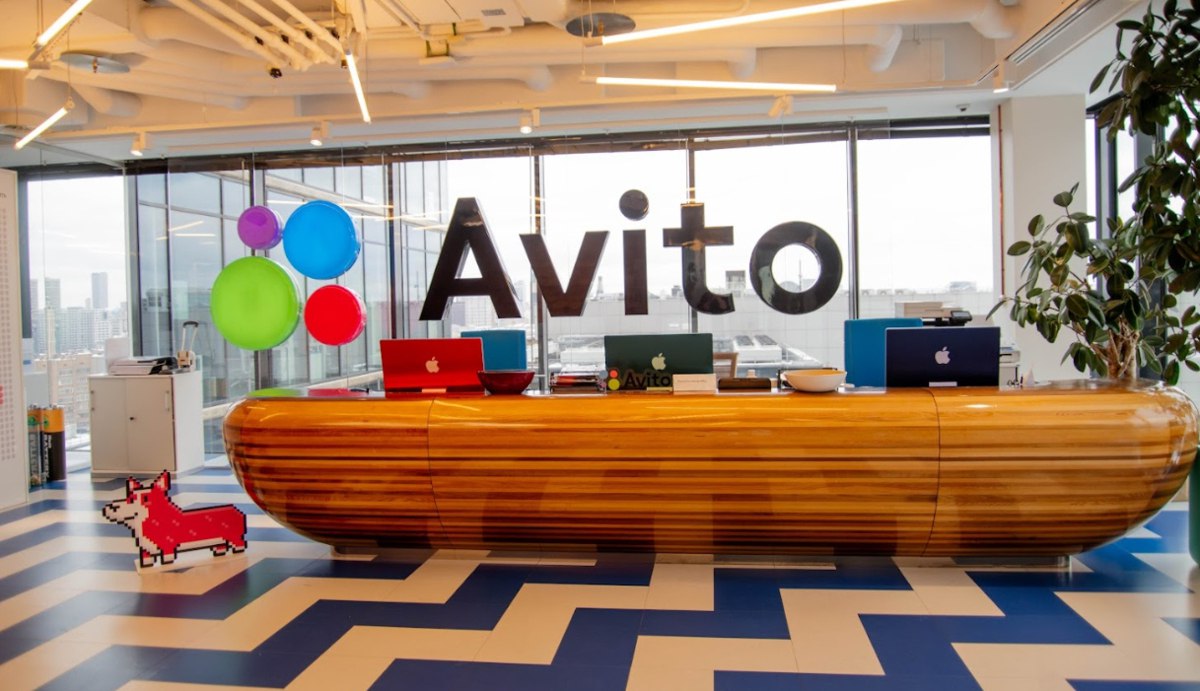 Авито обновил правила работы площадки частные продавцы теперь могут продавать некоторые категории мужской и женской одежды и обуви только с Авито Доставкой или самовывозом с онлайн оплатой Комиссия за продажу составит от 2 до 9 Опция включилась в 20 от общего числа категорий Fashion говорят в компании vc ru services 2302191