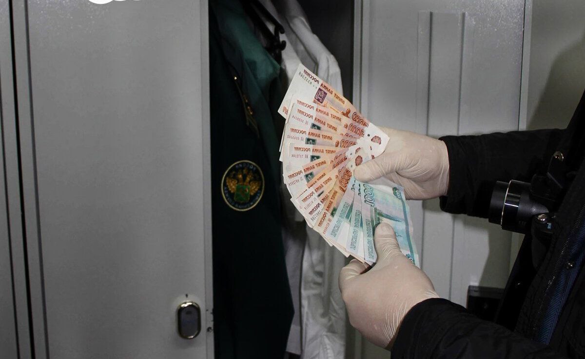 Экс руководителя подразделения РЖД задержали в Москве по делу о взятке в 3 млн рублей Имя фигуранта не раскрывается По предварительным данным в 2024 году он через посредника получил 3 миллиона рублей за согласование дополнительного плана грузоперевозок В рамках расследования проведены обыски по месту его жительства и работы Задержанный свою вину не признает The Moscow Post