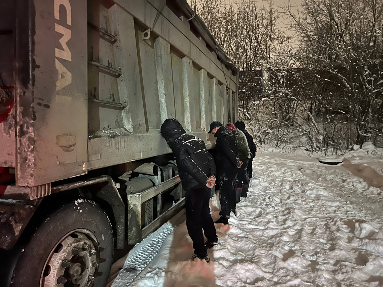 В Челябинске задержана банда похитившая ферросплавы ЧЭМК на 25 миллионов рублей Оперативники ФСБ задержали в Челябинске членов преступного сообщества которые организовали кражу металла с завода ЧЭМК В группу входили сотрудники завода и представители коммерческих предприятий Преступная схема заключалась в том что часть сплавов предназначенных для поставки конечному потребителю в целях исполнения государственного заказа по производству спецсталей отгружалась в процессе перевозки и заменялась на металлические продукты низшего качества сообщили в пресс службе УФСБ eugenejut