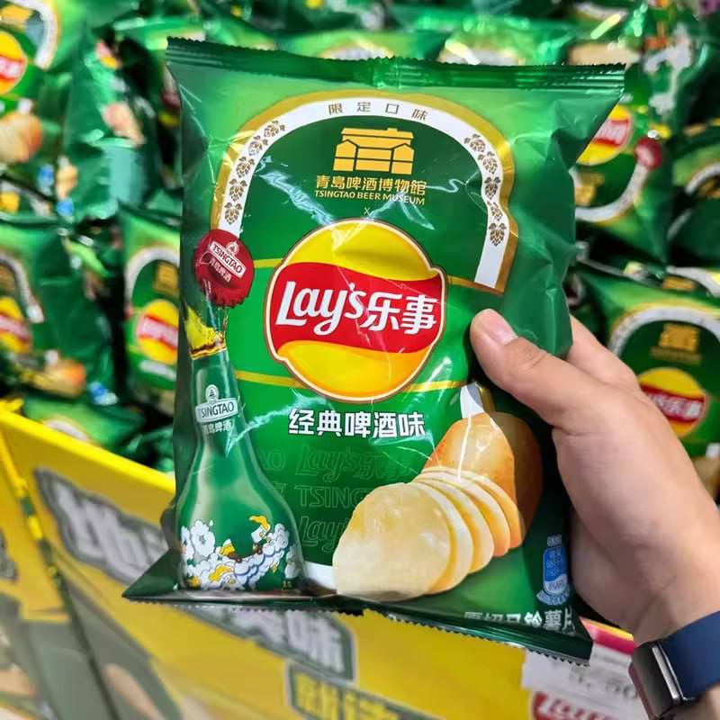 Lay’s со вкусом ПИВА появились в Китае — бренд заколлабился с пивоварней Tsingtao и выпустил эксклюзив. Китайцы в восторге: чипсы моментально разлетаются с полок. В сети пишут, что они пахнут пивасиком, а вкус содержит благородную кислинку лагера. Лучшая закуска к пенному найдена, уже ждём новинку на маркетплейсах