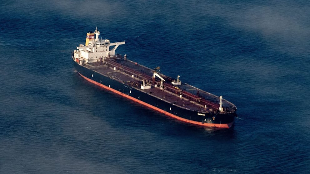 Немецкая таможня не может конфисковать заброшенный танкер Путина который стоит у берегов Рюгена уже почти год из за сомнений в законности мер по конфискации Нефтяной танкер Eventin включён в список кораблей теневого флота Кремля Судно потерпело аварию и уже почти год стоит у берегов острова Рюген Тем не менее Федеральный финансовый суд Германии BFH заявил что таможня временно не имеет права переработать танкер вместе с грузом поскольку существуют обоснованные сомнения в законности мер по конфискации В январе этого года на борту Eventin отказали все системы В течение нескольких часов корабль был неуправляем и дрейфовал в Балтийском море у берегов Мекленбурга Передней Померании но затем спасательным службам удалось установить буксировочные тросы в море С тех пор танкер стоит у Рюгена Юридически неясно допускает ли действующее право ЕС несмотря на санкции въезд и выезд судна вместе с грузом в случае аварии если речь идёт о чрезвычайной ситуации Окончательное решение по этому делу может быть вынесено только вышестоящими судебными инстанциями На момент инцидента танкер перевозил около 100 000 тонн нефти Экологическая организация WWF выразила обеспокоенность тем что судно уже так долго стоит у Рюгена поскольку существует риск более тяжёлой аварии и загрязнения всей южной части Балтийского моря Руководитель Балтийского офиса WWF Финн Фиберг призвал откачать нефть с судна независимо от решения о конфискации чтобы избежать экологической катастрофы BILD Russian