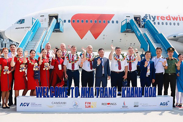 Авиакомпания Red Wings начала прямые полеты из Татарстана во Вьетнам Авиакомпания Red Wings успешно выполнила первый рейс во Вьетнам из Татарстана. Самолет вылетел из международного аэропорта «Казань» имени Габдуллы Тукая и уже приземлился в аэропорту Камрань, в городе Нячанг. Об этом сообщает AVIA.RU. Российский самолет по авиационной традиции встретили водной аркой. Пассажиров встретили представители Департамента культуры, спорта и туризма aviaru.net/n283414