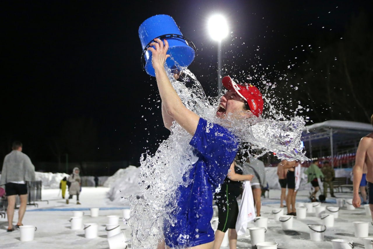 Сахалинцев приглашают на международную акцию по обливанию холодной водой Южно Сахалинск в четвёртый раз присоединится к международной спортивно патриотической акции по обливанию холодной водой Быть здоровым это модно Событие пройдёт в 75 городах России и семи странах мира Мероприятие посвященное Году единства народов России состоится 22 февраля на средней станции спортивно туристического комплекса Горный воздух  Чтобы принять участие в акции необходимо до 21 февраля подать заявку для участия на сайте   bit zdorovim ru а 22 февраля с 15 45 до 16 15 пройти регистрацию на нижней станции СТК Горный воздух Здесь всем участникам выдадут бейдж для бесплатного подъёма по канатной дороге к месту проведения события а на средней станции фирменную футболку одного из цветов российского триколора С 16 25 до 16 30 всех участников ожидает инструктаж и разминка после чего состоится массовое обливание холодной водой Всё это время на площадке будут работать ведущий и диджеи а для всех желающих подготовят горячий чай Также в рамках мероприятия пройдёт розыгрыш призов от партнёров