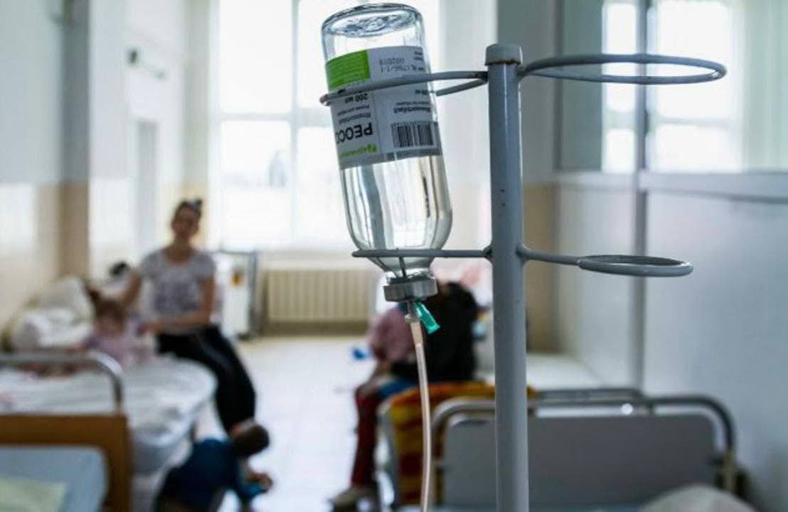 Сотрудник одной из кондитерских Владикавказа стал причиной массового отравления клиентов, в том числе детей  Следственное управление СК России по Северной Осетии организовало процессуальную проверку после информации о массовом обращении граждан, включая детей, в больницу с токсикоинфекцией.  Уточняется, что пострадавшие начали испытывать недомогание после употребления кондитерских изделий одного из кафе во Владикавказе.  По предварительной информации, речь может идти о сальмонеллезе. При этом точное количество отравившихся пока неизвестно.   Разносчиком инфекции оказался сотрудник заведения, являвшийся бессимптомным носителем патогена, вызвавшего пищевую интоксикацию, сообщили «КрыльямTV» в региональном управлении Роспотребнадзора.  «Предпринимателю выдано предписание на повторное обследование персонала, отстранение от работы бессимптомного носителя, проведение генеральной уборки помещений и ремонт на кухне. В сентябре специалисты ведомства проведут повторную проверку кафе-кондитерской на предмет устранения выявленных нарушений», – рассказал собеседник.  Подписывайтесь на «КрыльяTV»