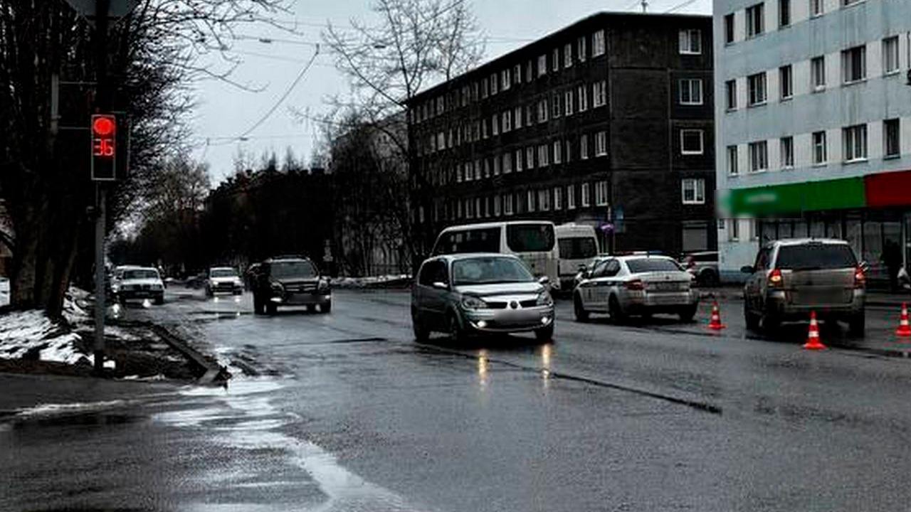 В Мурманской области за трое суток 5 человек пострадали в ДТП Около полудня 7 мая в областном центре на пересечении улиц Лобова и Ушакова водитель автомобиля Opel Zafira при повороте налево сбил женщину-пешехода, которая переходила дорогу на зеленый сигнал светофора, сообщили в Госавтоинспекции. Вечером того же дня на трассе "Кола" Hyundai Solaris столкнулся с Mazda CX-5 – два человека пострадали. 8 маяв 17:54 в районе дома №73 по улице Александра Невского в Мурманске неизвестный водитель "ВАЗ-2111" сбил 15-летнюю девочку во дворе и уехал с места происшествия. Фото: пресс-служба УМВД России по Мурманской области Подпишись — Вести Мурман