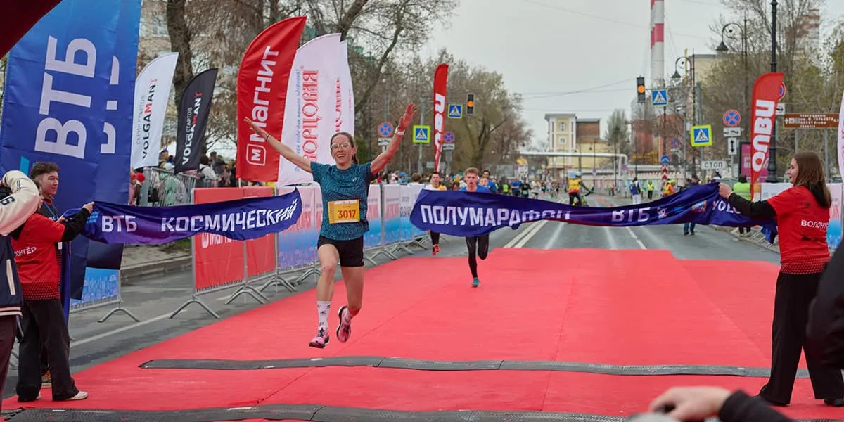 В Самаре состоялся XI Космический полумарафон который традиционно открыл беговой сезон 2026 года в регионе В этом году событие установило новый рекорд на различные дистанции вышли более 4 500 участников из 46 субъектов РФ и свыше 200 городов а также представители зарубежных стран Партнером мероприятия стал банк ВТБ   oboz info kosmicheskij polumarafon v samare postavil rekord po kolichestvu uchastnikov